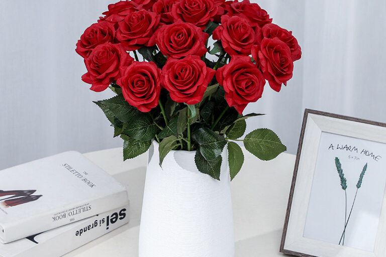 Decorative artificial roses (7)